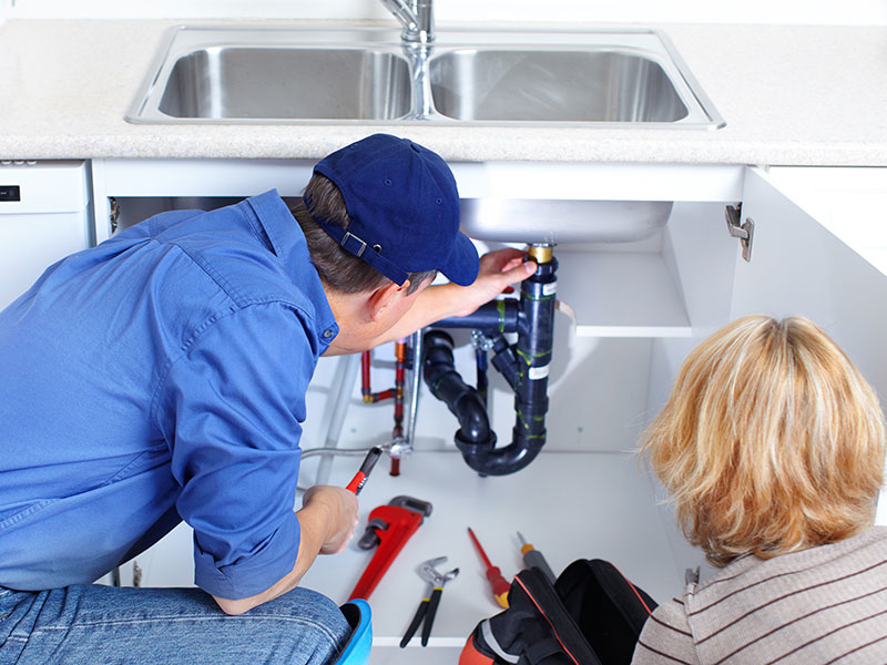 picture-of-a-plumber-showing-to-the-customer-where-the-leak-is